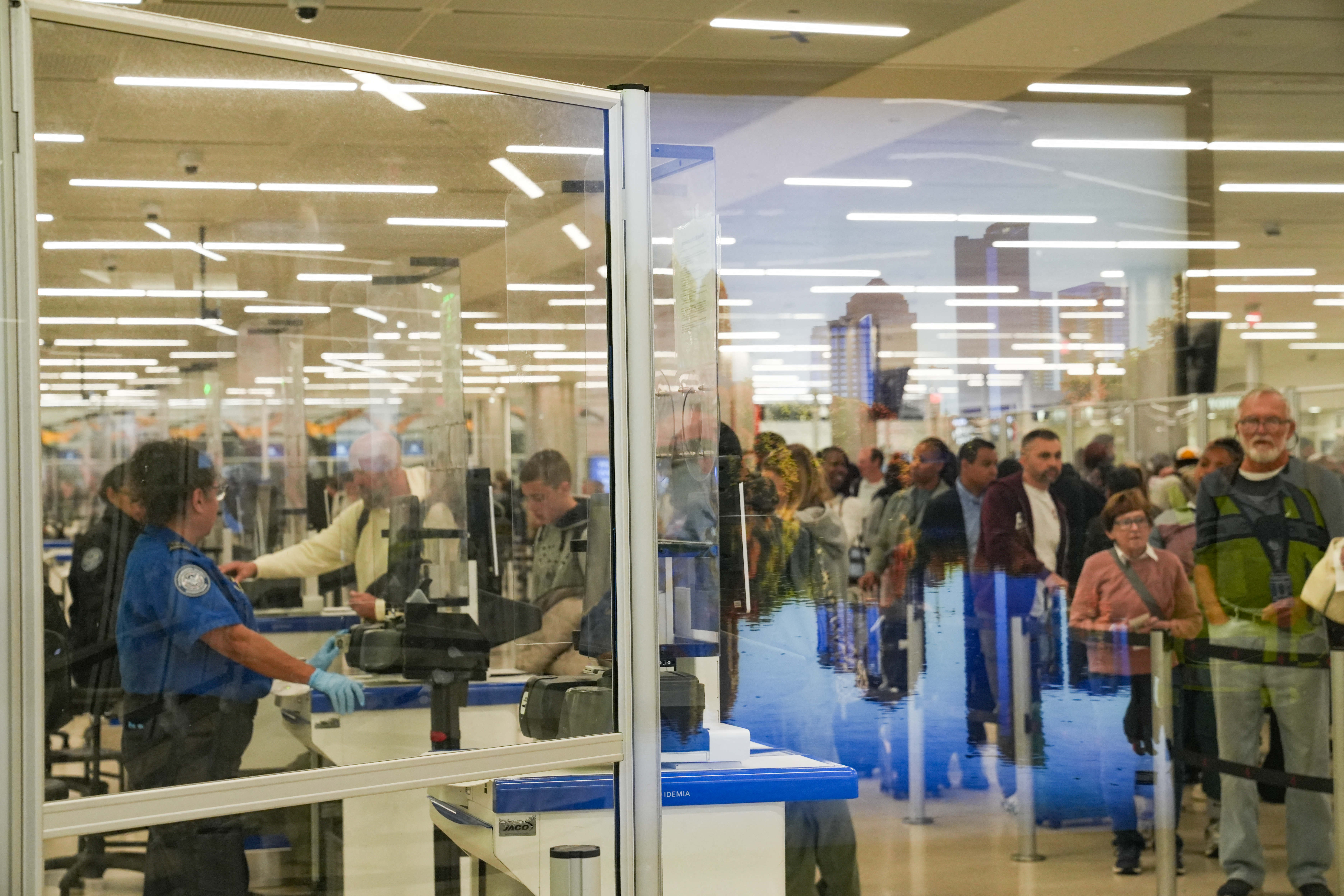 Pasajeros hacen fila en el control de seguridad del Aeropuerto Internacional Hartsfield-Jackson de Atlanta, Georgia.