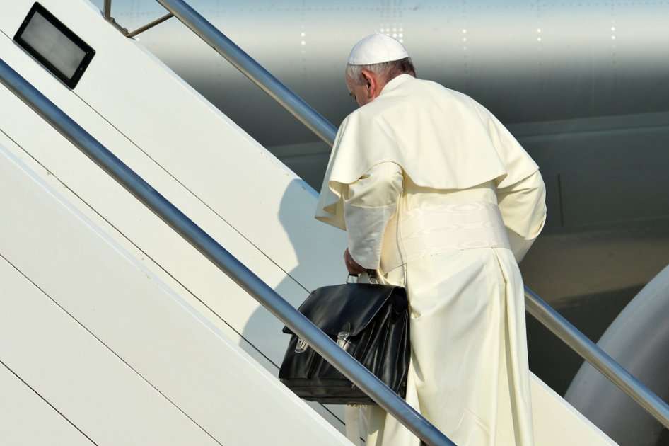 El Papa Francisco en el aeropuerto Fiumicino de Roma, tomando su vuelo rumbo a Brasil./ AFP