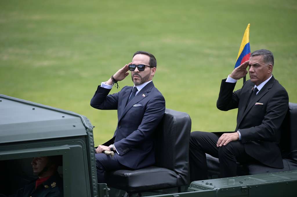 Presidente de Colombia y Jorge Eduardo Mora López, ministro de Defensa, durante la ceremonia de reconocimiento de la nueva cúpula de las Fuerzas Militares y la Policía Nacional, realizado en la Escuela Militar de Cadetes General José María Córdova, en Bogotá.