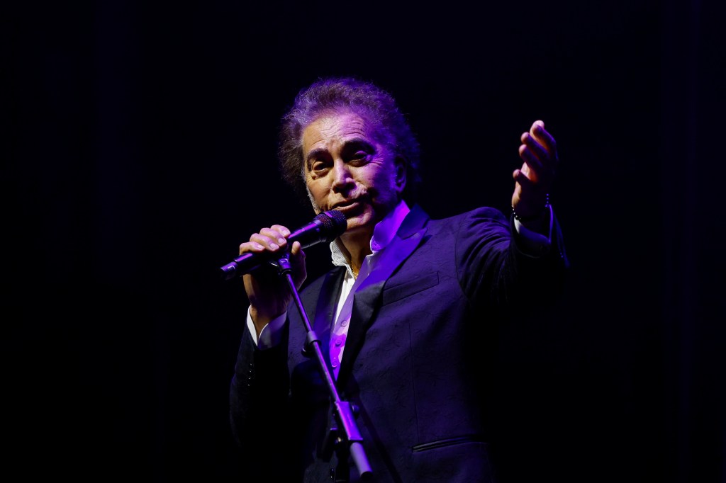 MADRID, 26/03/2025.- El cantante y actor venezolano José Luis Rodríguez "El Puma" durante el concierto que ofrece hoy miércoles en el Teatro Circo Price, en Madrid. EFE/Juanjo Martín