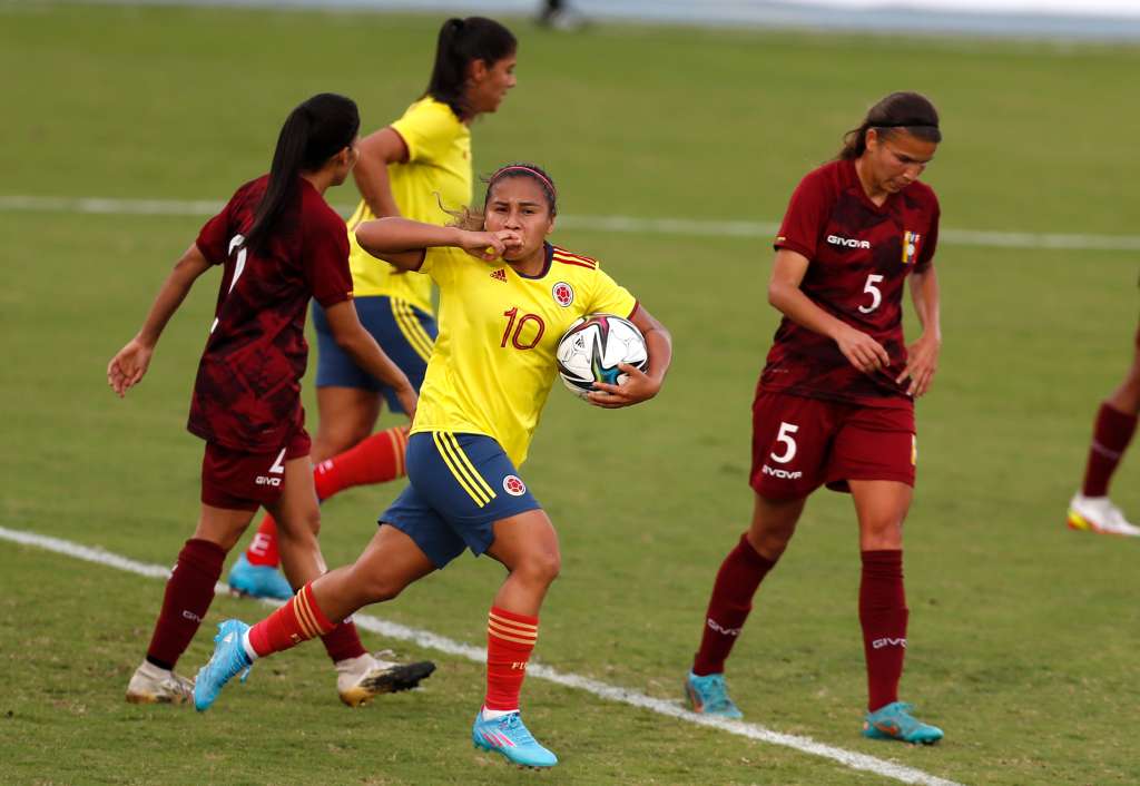 AME025. CALI (COLOMBIA), 09/04/2022.- Leicy Santos (c) de Colombia celebra un gol ante Venezuela hoy, durante un partido amistoso en Cali (Colombia). EFE/ Ernesto Guzmán Jr