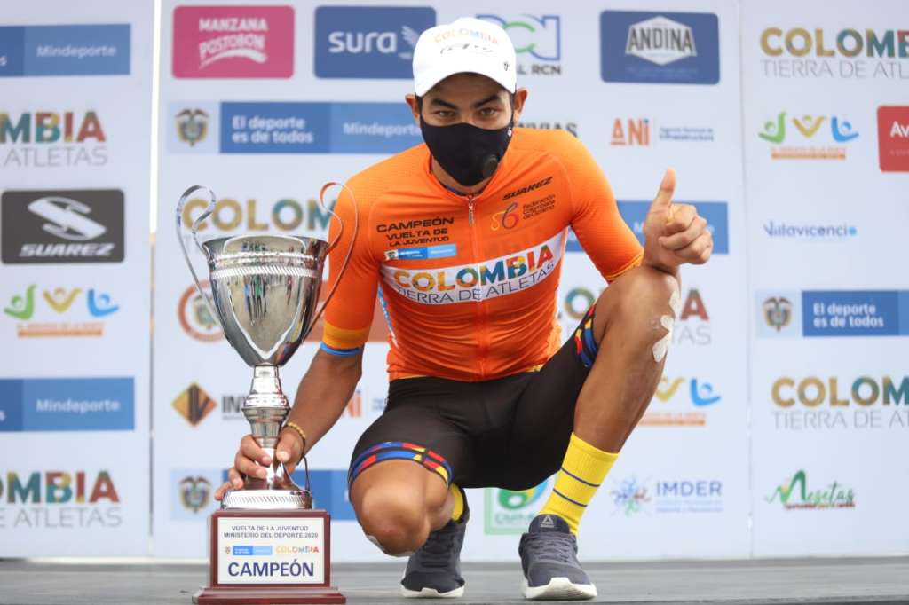 Diego Camargo con el trofeo de la Vuelta de la Juventud.