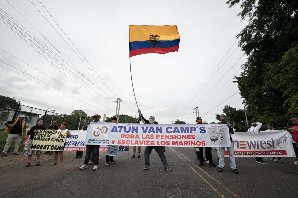 Extrabajadores de Seatech, productora de Atún Van Camps, protestaron frente a la empresa en Cartagena.