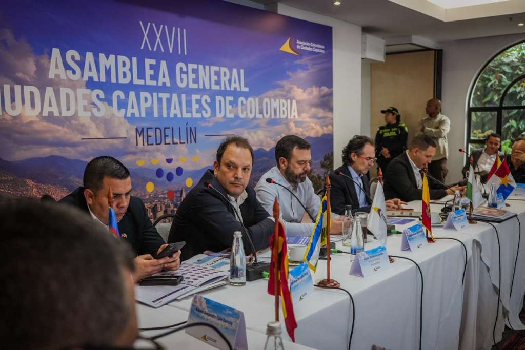 Carlos Fernando Galán, alcalde de Bogotá; Federico Gutiérrez, alcalde de Medellín y otros alcaldes de las ciudades capitales del país en asamblea.