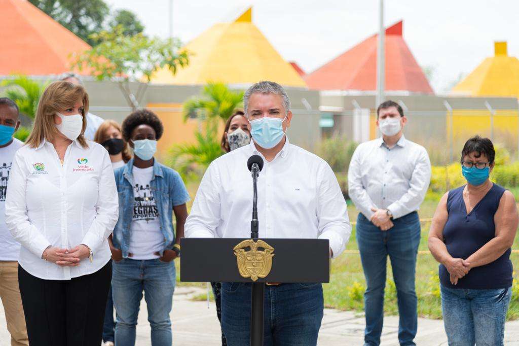 Iván Duque, presidente de Colombia, visitó el barrio de Llano Verde, en Cali, lugar en donde fueron asesinados cinco menores de edad hace unas semanas.