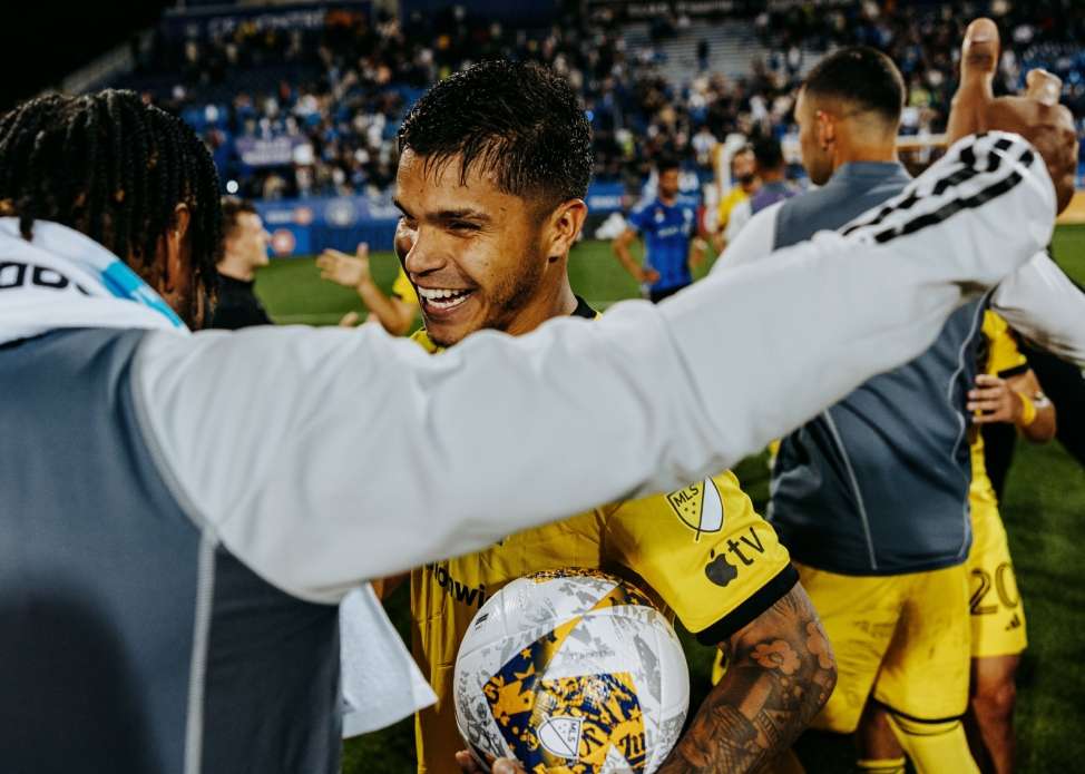Juan Camilo "Cucho" Hernández marcó tripleta con el Columbus y se llevó el balón para la casa.