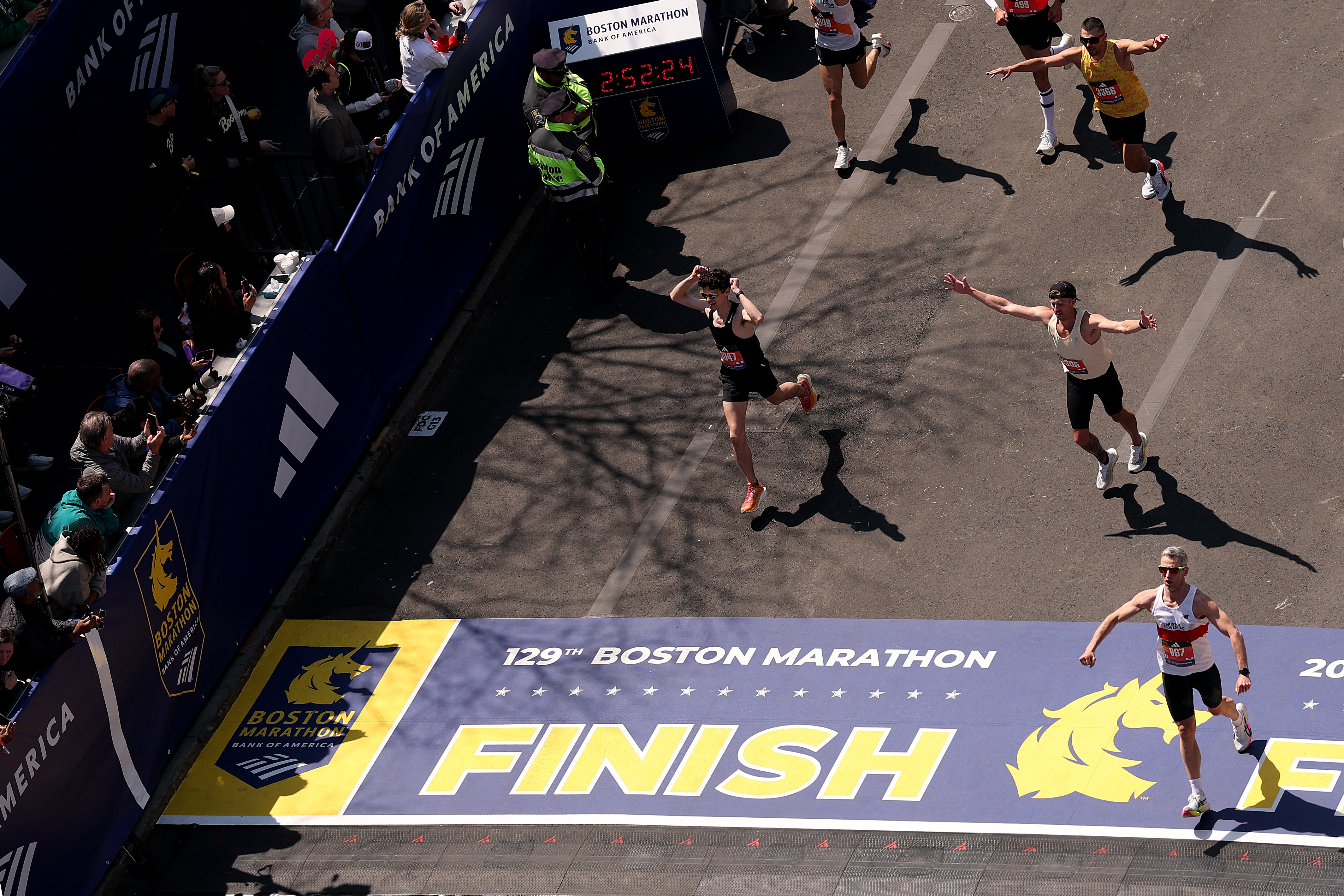 Los atletas celebran en la línea de llegada de la Maratón de Boston.