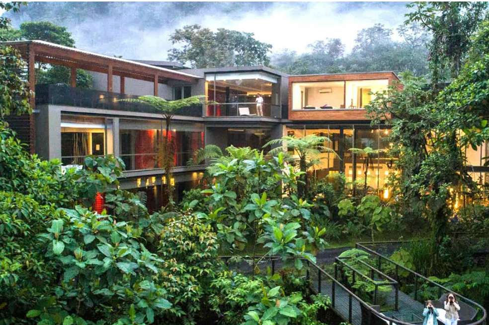 Además, cuenta con un Spa “Unu” que es caracterizado por un místico enfoque andino. Los productos naturales son derivados de extractos botánicos locales (menta, eucalipto y orquídeas), ofreciendo una experiencia espiritual, sensual y relajante. El restaurante ofrece impresionantes vistas del río Vilcanota, y comparte los secretos de la cocina peruana con un toque contemporáneo.