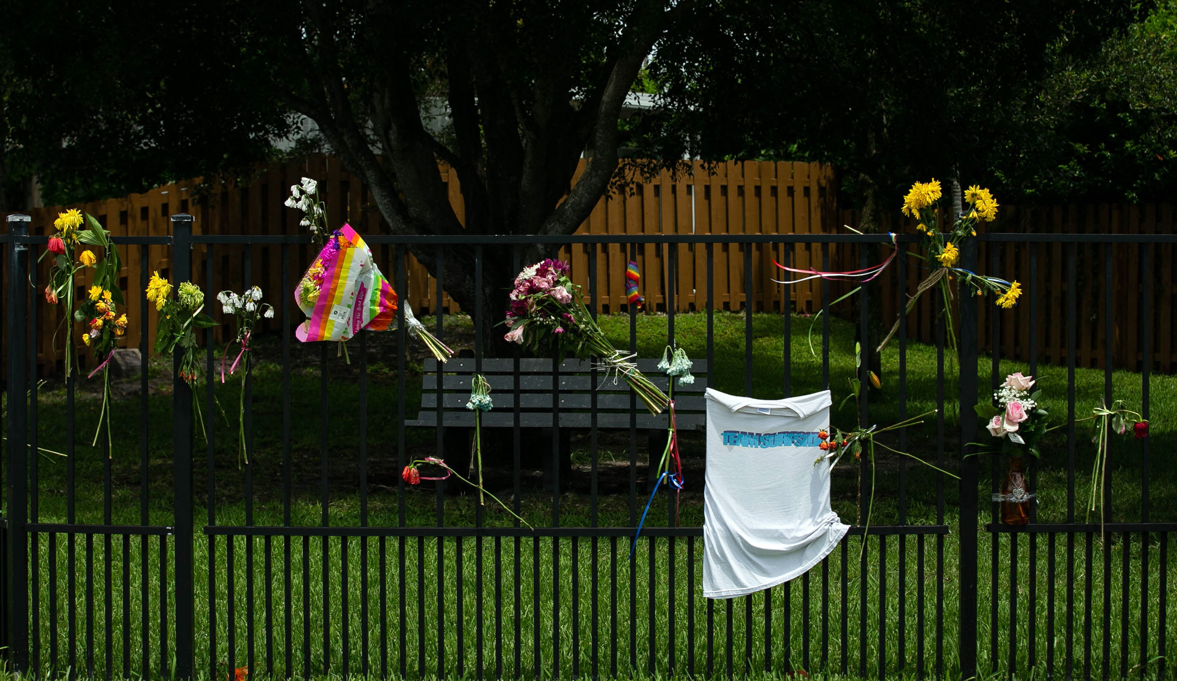 En el memorial hecho por los familiares de los desaparecidos hay flores y carteles con sus nombres.
