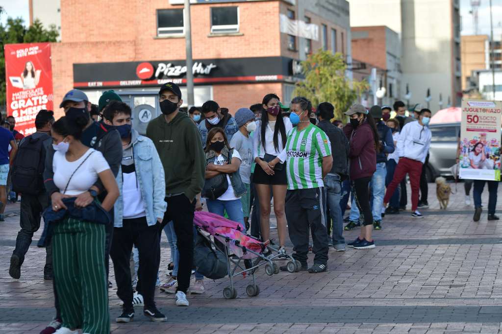 Filas y aglomeraciones en Centros Comerciales durante la temporada de navidad en covid - 19