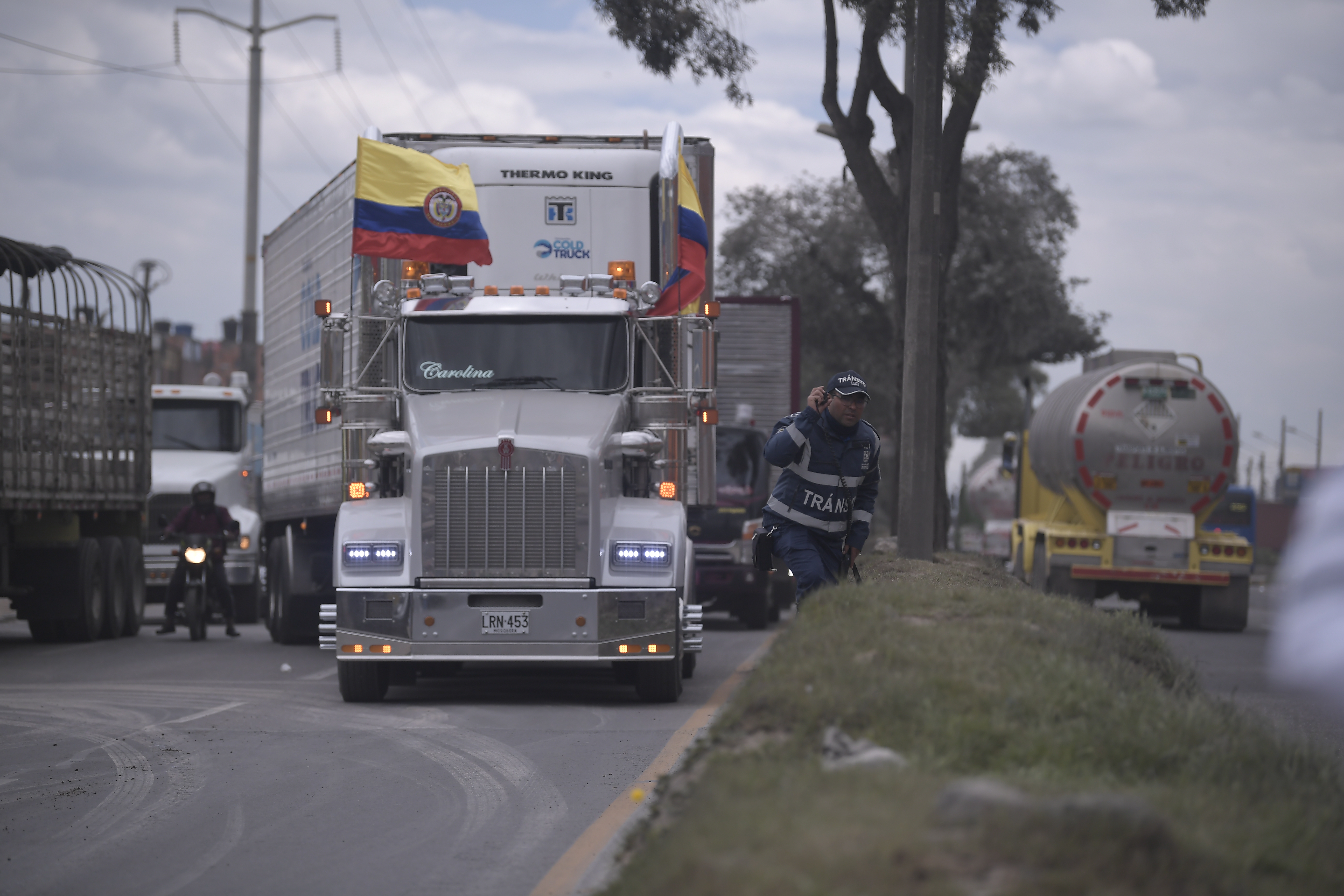 Decenas de transportadores de carga se manifestaron este lunes en la ciudad de Bogotá por el incremento del valor del combustible. Se movilizaron por varias vías de la capital hasta llegar al Ministerio de Transporte.