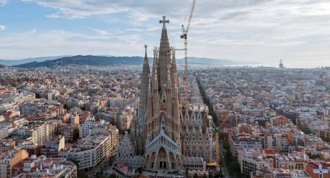 Antoni Gaudí: el “arquitecto de Dios” y la Sagrada Familia o la iglesia “interminable”
