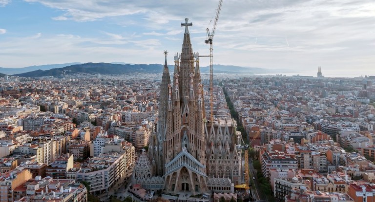 Antoni Gaudí: el “arquitecto de Dios” y la Sagrada Familia o la iglesia “interminable”