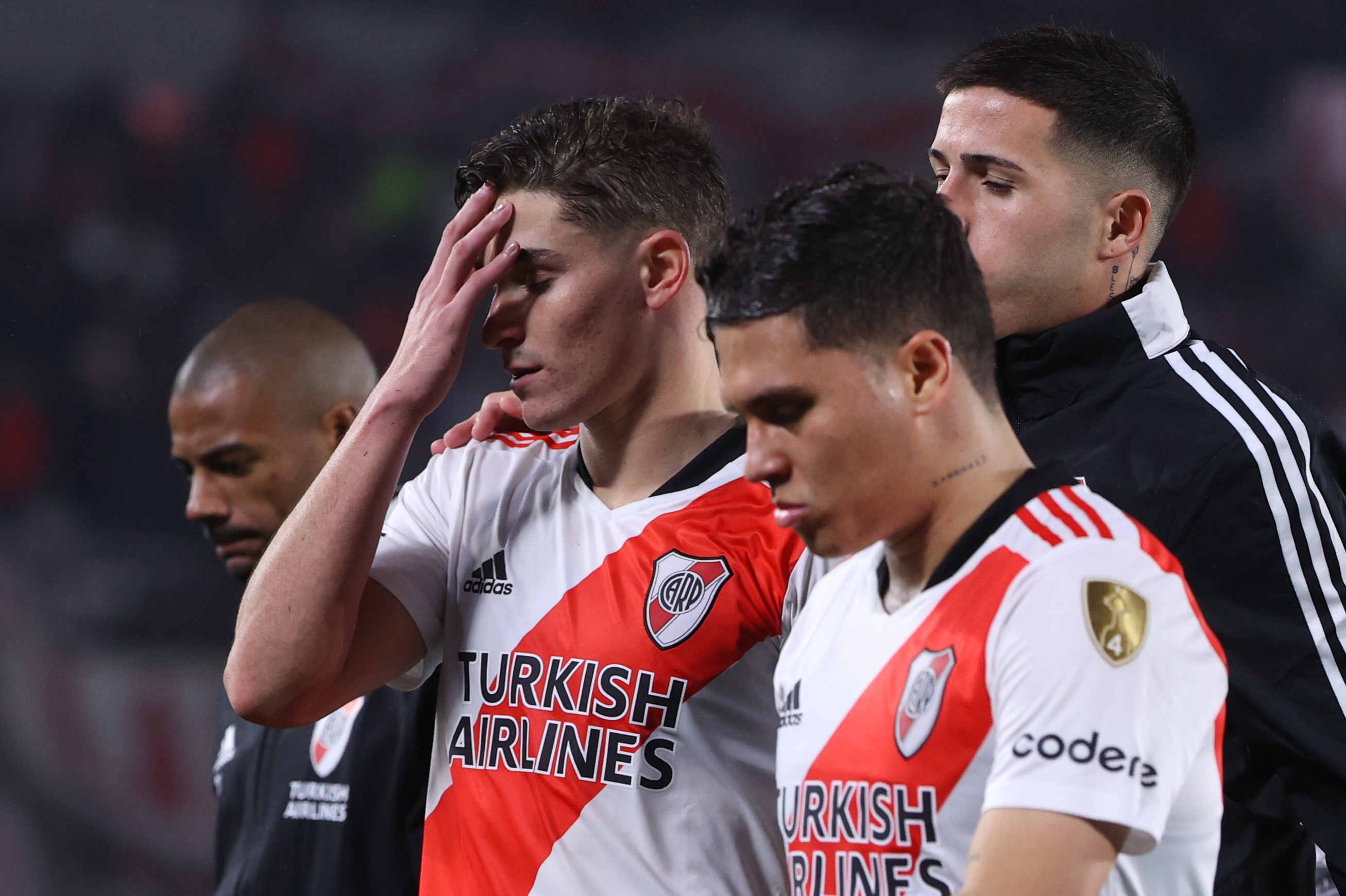 AME1818. BUENOS AIRES (ARGENTINA), 06/07/2022.- Jugadores de River se lamentan hoy, en un partido de la Copa Libertadores entre River Plate y Vélez, en el estadio Monumental en Buenos Aires (Argentina). EFE/ Juan Ignacio Roncoroni