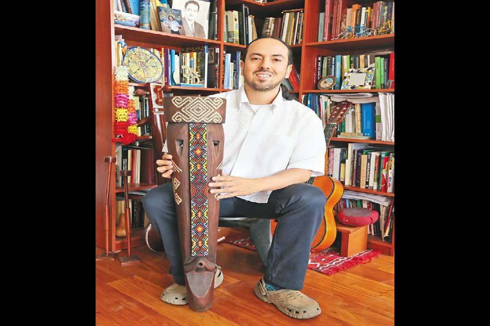 Miguel Rocha, autor del libro "Palabras mayores, palabras vivas. Tradiciones mítico-literarias y escritores indígenas en Colombia". / Cortesía