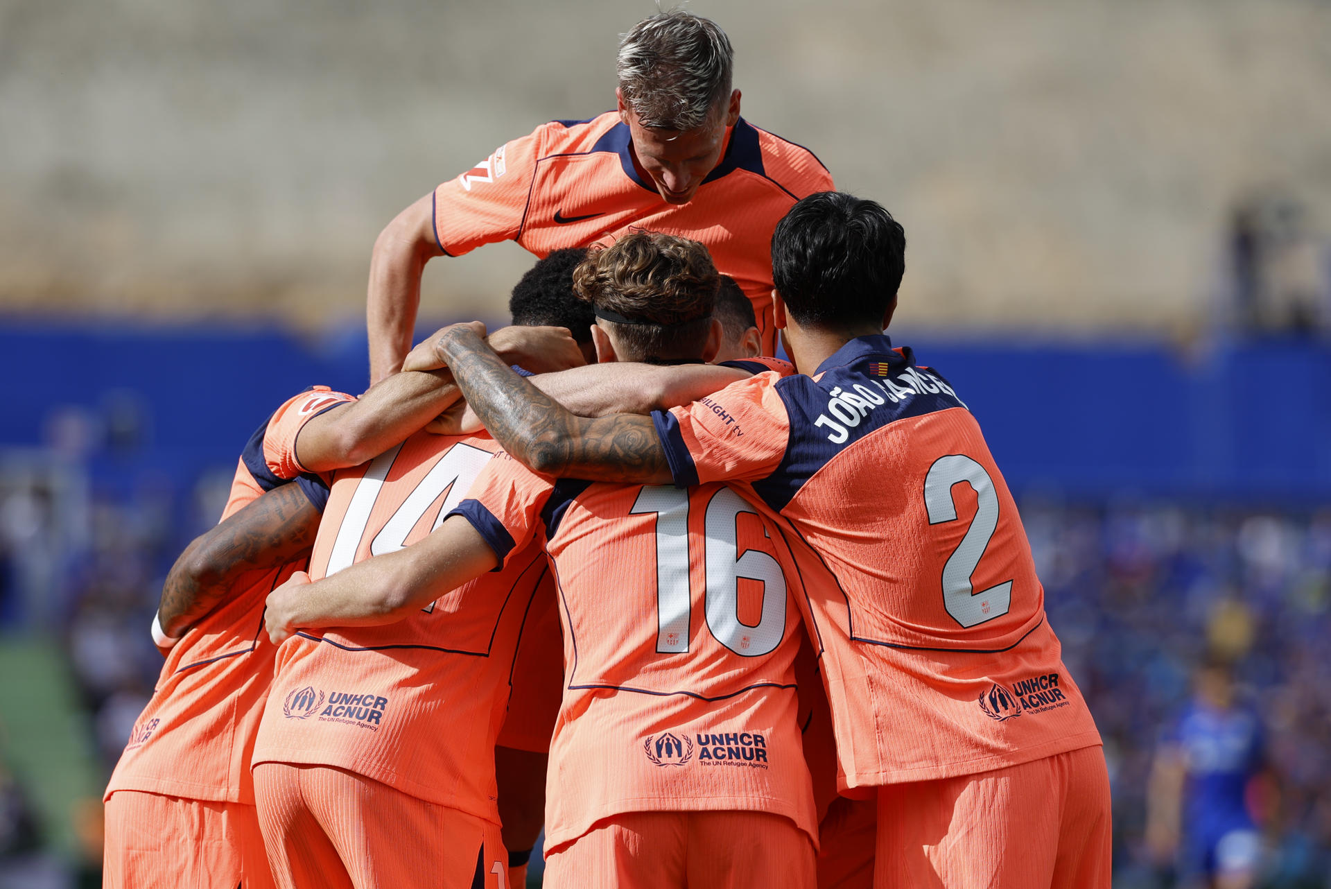 GETAFE (MADRID), 25/04/2026.- El delantero del FC Barcelona Marcus Rashford (2i) celebra con sus compañeros tras marcar el 0-2 durante el partido de LaLiga entre Getafe CF y FC Barcelona celebrado este sábado en el estadio Coliseum de Getafe (Madrid). EFE/ Mariscal