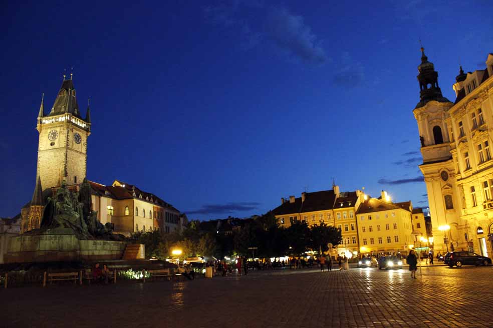 A altas horas de la noche, en la plaza principal de la Ciudad Vieja, aún caminan varios turistas. / Sergio Silva Numa