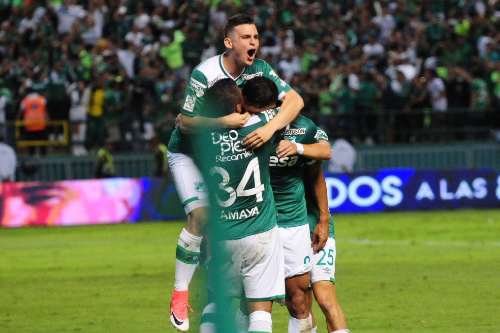 Nicolás Benedetti (arriba) celebra con César Amaya, Jéfferson Duque y Fabián Sambueza, las grandes figuras en el triunfo ante Nacional. / Nelson Ríos