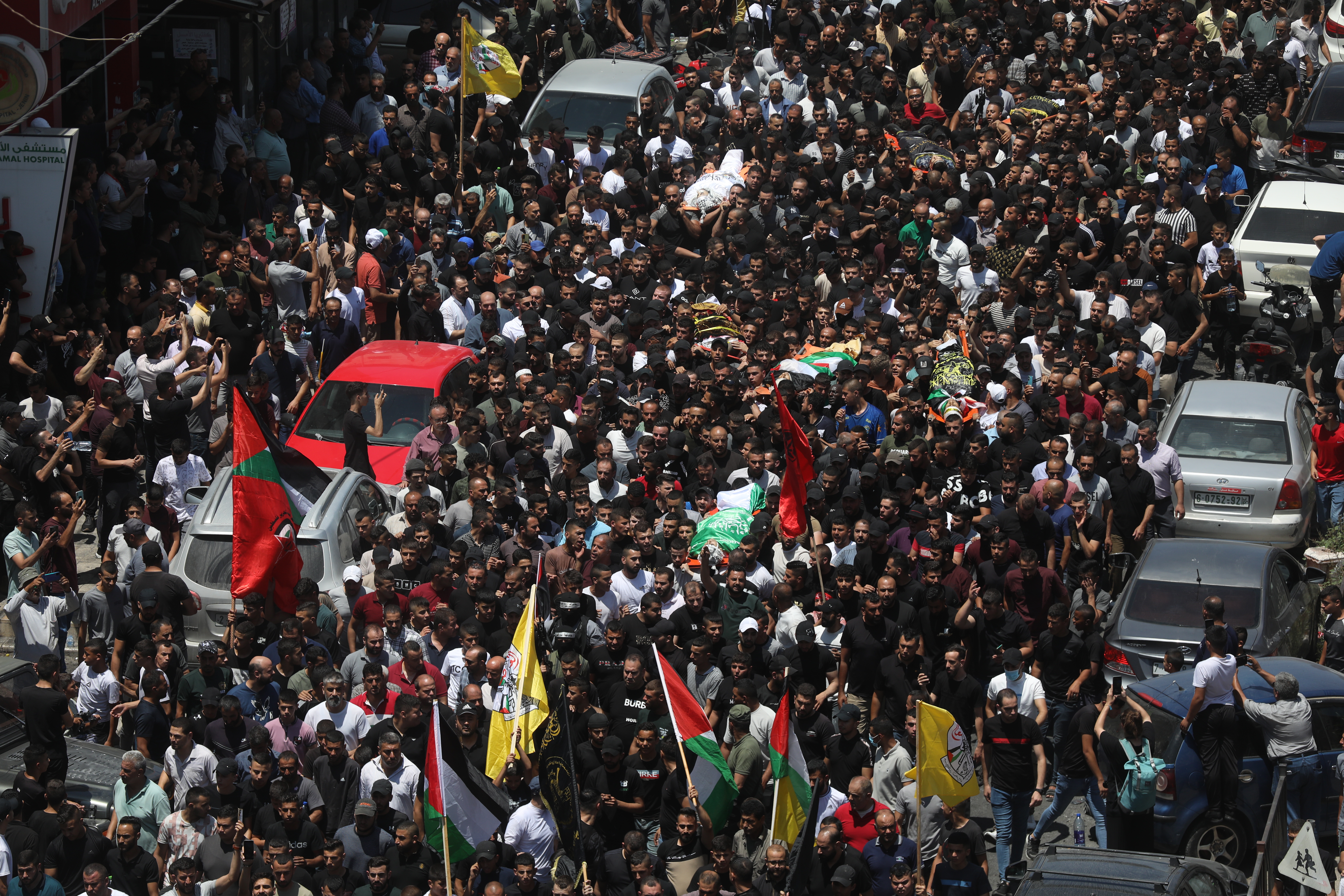 Jenin (-), 05/07/2023.- Hundreds of Palestinian mourners join the procession during the funeral of 13 Palestinians killed in the Israeli army raid in the West Bank city of Jenin, 05 July 2023. The Israeli army announced the withdrawal of its soldiers from Jenin, after launching a large-scale operation on 03 July. According to the Palestinian Health Ministry, the 13 were killed and dozens of others wounded in the raid. EFE/EPA/ALAA BADARNEH