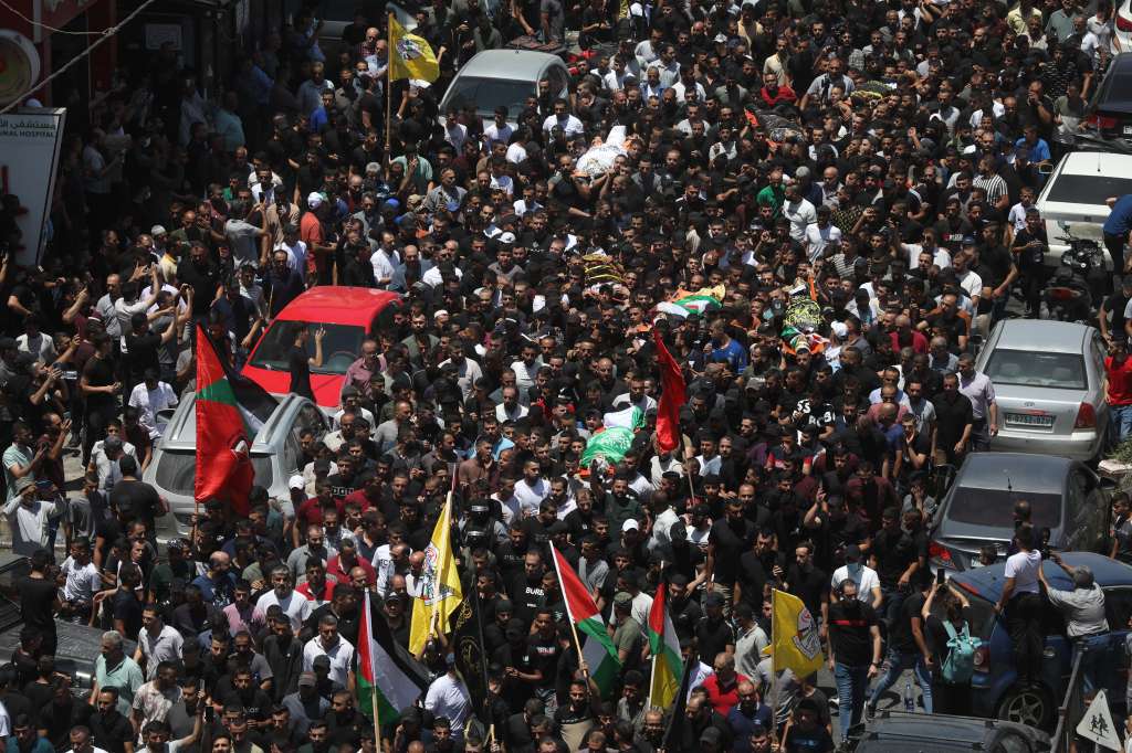 Jenin (-), 05/07/2023.- Hundreds of Palestinian mourners join the procession during the funeral of 13 Palestinians killed in the Israeli army raid in the West Bank city of Jenin, 05 July 2023. The Israeli army announced the withdrawal of its soldiers from Jenin, after launching a large-scale operation on 03 July. According to the Palestinian Health Ministry, the 13 were killed and dozens of others wounded in the raid. EFE/EPA/ALAA BADARNEH