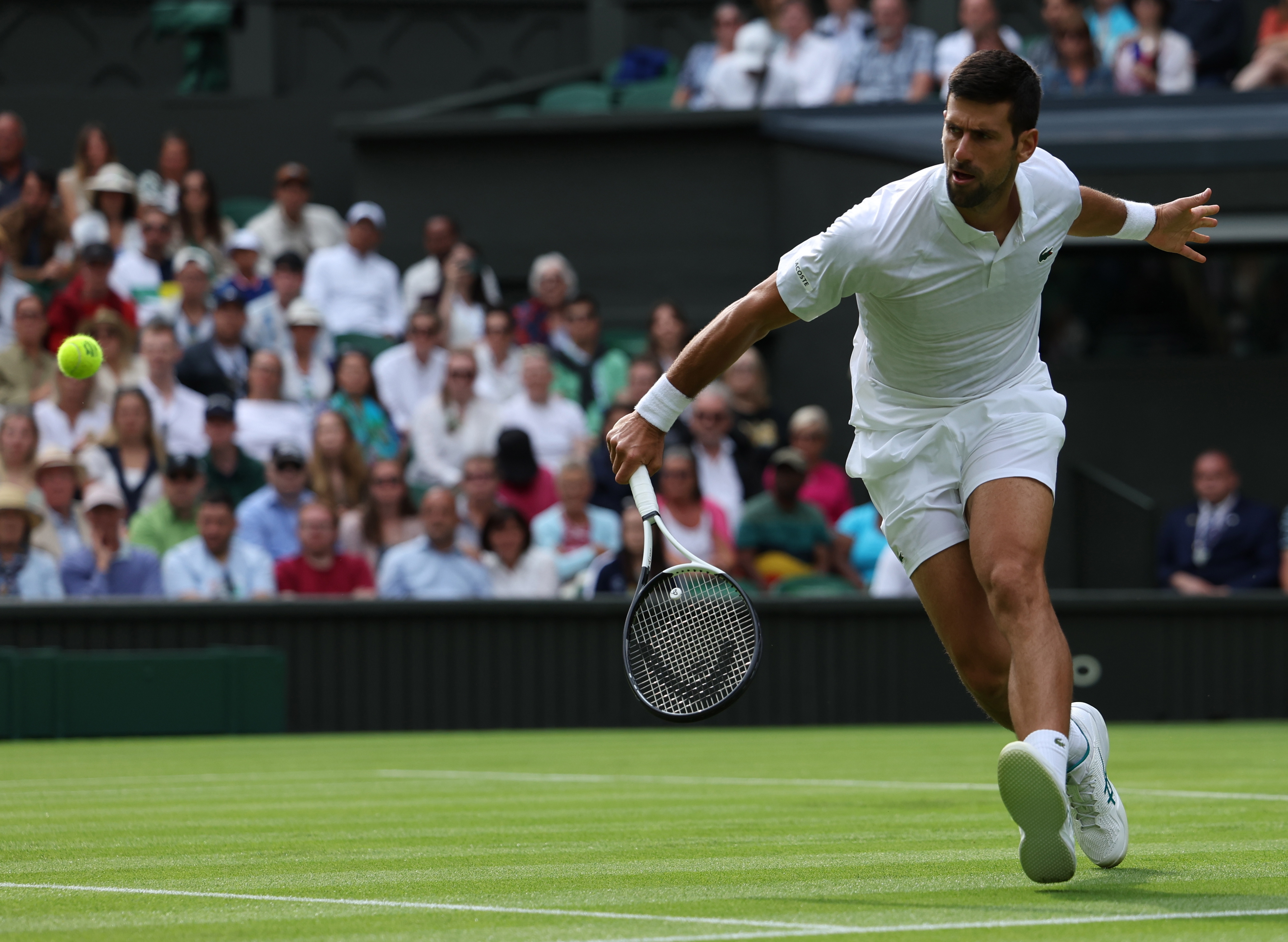 Wimbledon (United Kingdom), 03/07/2023.- Novak Djokovic of Serbia plays Pedro Cachin of Argentina in their 1st round match at the Wimbledon Championships, Wimbledon, Britain, 03 July 2023. (Tenis, Reino Unido) EFE/EPA/NEIL HALL EDITORIAL USE ONLY EDITORIAL USE ONLY