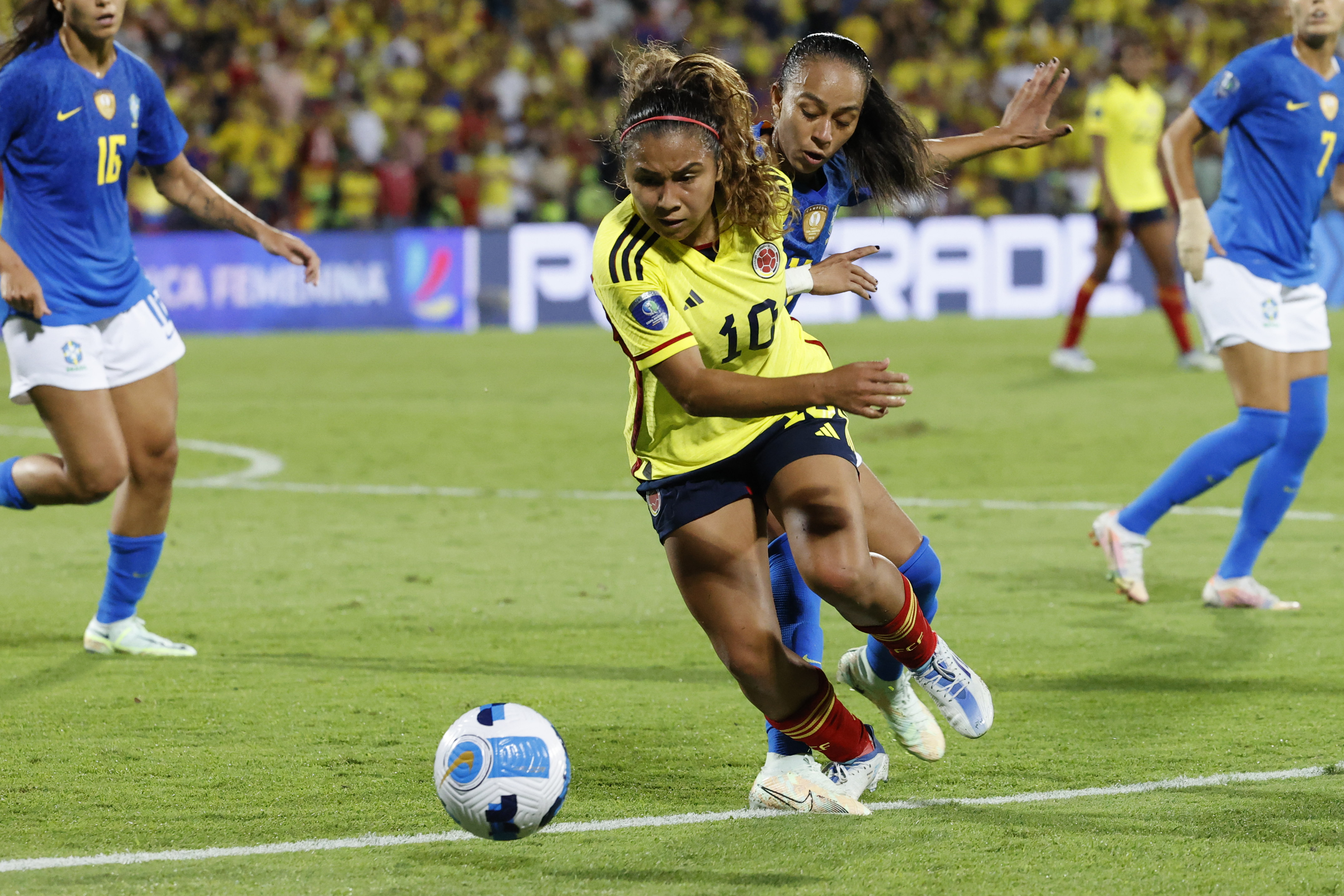 AMDEP5170. BUCARAMANGA (COLOMBIA), 30/07/2022.- Leicy Santos (i) de Colombia disputa el balón con Adriana de Brasil hoy, en la final de la Copa América Femenina entre Colombia y Brasil en el estadio Alfonso López en Bucaramanga (Colombia). EFE/Mauricio Dueñas Castañeda