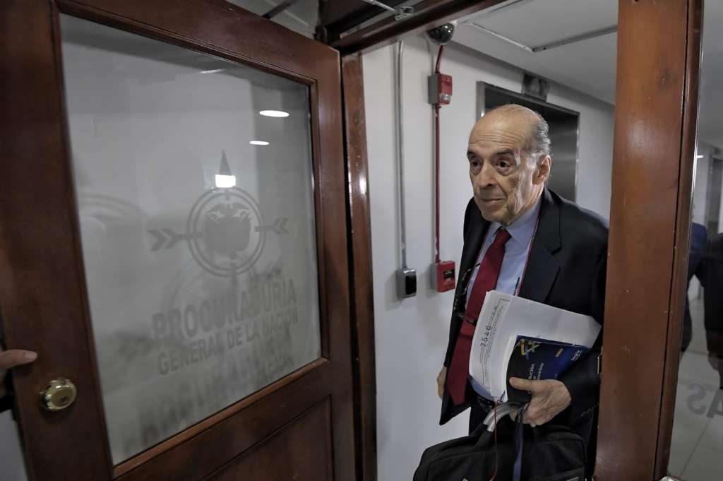 Excanciller Álvaro Leyva a su llegada ante el despacho que lo juzga en la Procuraduría.