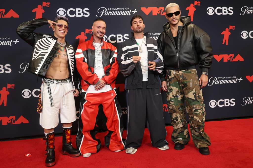 AME7217. NUEVA YORK (ESTADOS UNIDOS), 07/09/2025.- De izquierda a derecha Lenny Taváre, J Balvin, Justin Quiles y DJ Snake posan durante la alfombra roja de los Premios MTV Video Music Awards (VMAs) este domingo, en Nueva York (Estados Unidos). EFE/ Octavio Guzmán