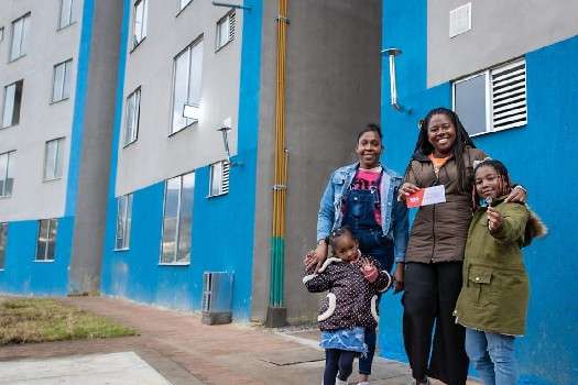 El Distrito realizó la entrega de 108 casas de interés prioritario en el barrio Monteblanco en la localidad de Usme.