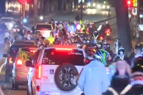 ¿Y el autocuidado? Con caravana nocturna, bogotanos comenzaron halloween