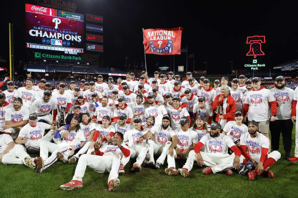 Philadelphia (United States), 23/10/2022.- Philadelphia Phillies players celebrate after defeating the San Diego Padres in game five of the National League Championship Series at Citizens Bank Park in Philadelphia, Pennsylvania, USA, 23 October 2022. The Phillies win the best-of-seven series and go on to face either the New York Yankees or the Houston Astros in the World Series. (Liga de Campeones, Estados Unidos, Nueva York, Filadelfia) EFE/EPA/JASON SZENES