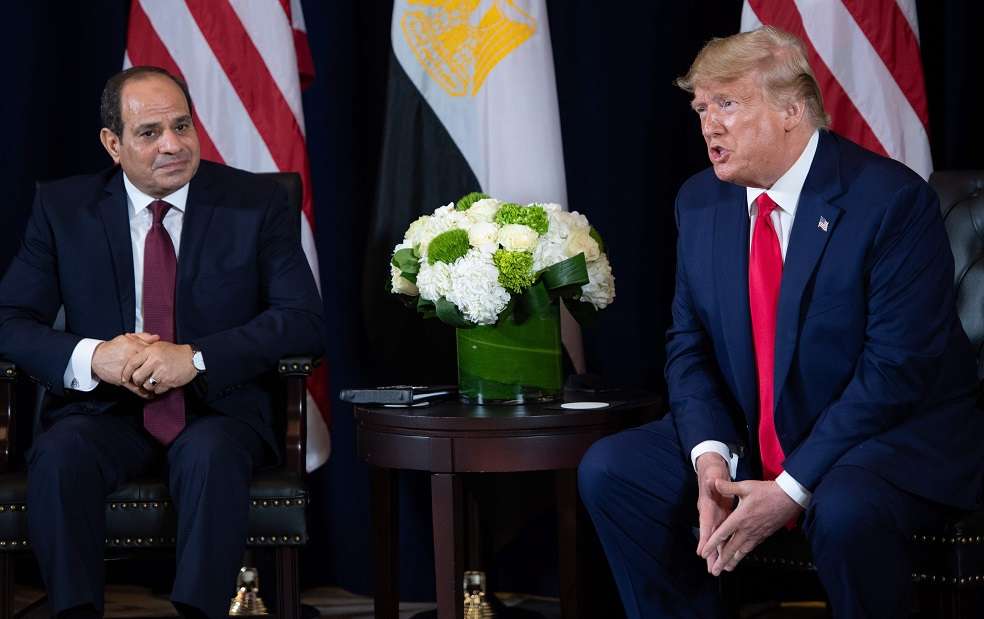 El presidente de los Estados Unidos, Donald Trump (D) y el presidente egipcio, Abdel Fattah el-Sisi (I), sostienen una reunión en el marco de la Asamblea General de la ONU en Nueva York. AFPAl Sisi, que se encuentra en Nueva York en la Asamblea General de la ONU, señaló a los Hermanos Musulmanes de estar detrás de las protestas. Pero lo cierto, como lo señalan varios expertos, es que las movilizaciones no cuentan con un liderazgo político claro, lo que, para muchos, las hace más peligrosas para los intereses del exmilitar egipcio.