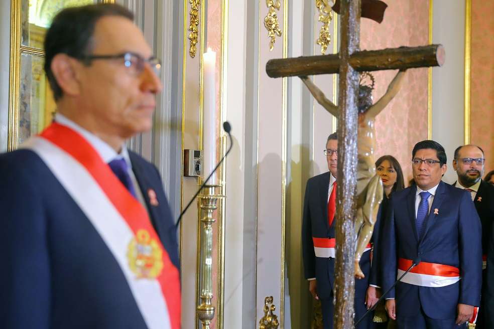 Presidente de Perú, Martín Vizcarra, mientras juramenta al nuevo ministro de Justicia, Vicente Zeballos el pasado sábado 21 de julio. / EFE