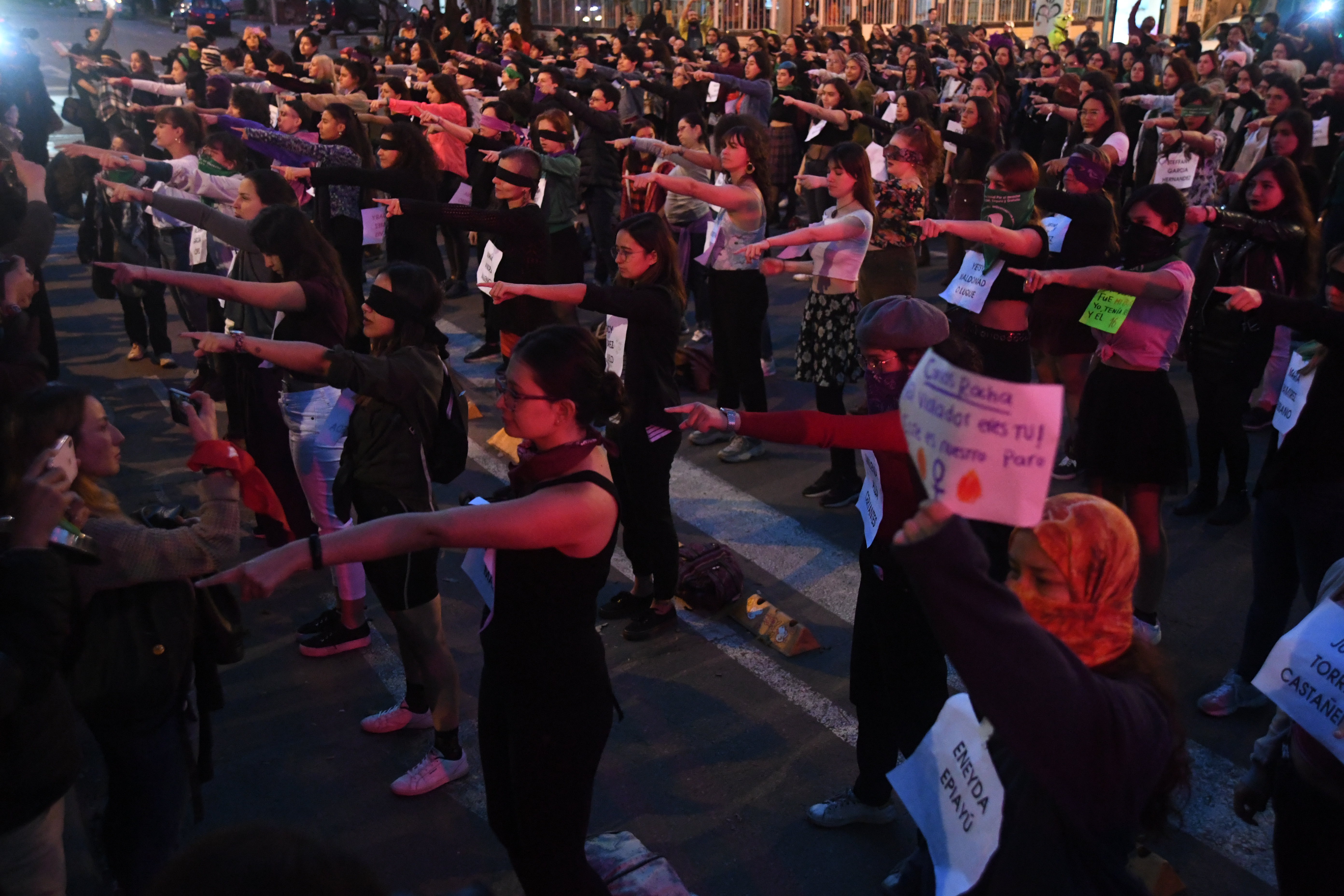 Performance realizado por mujeres feministas para denunciar la violencia de género