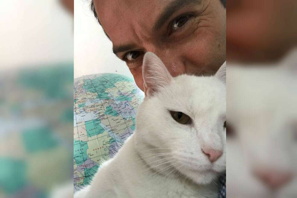 El presentador Iván Lalinde y su gata, Irene. / Archivo Particular