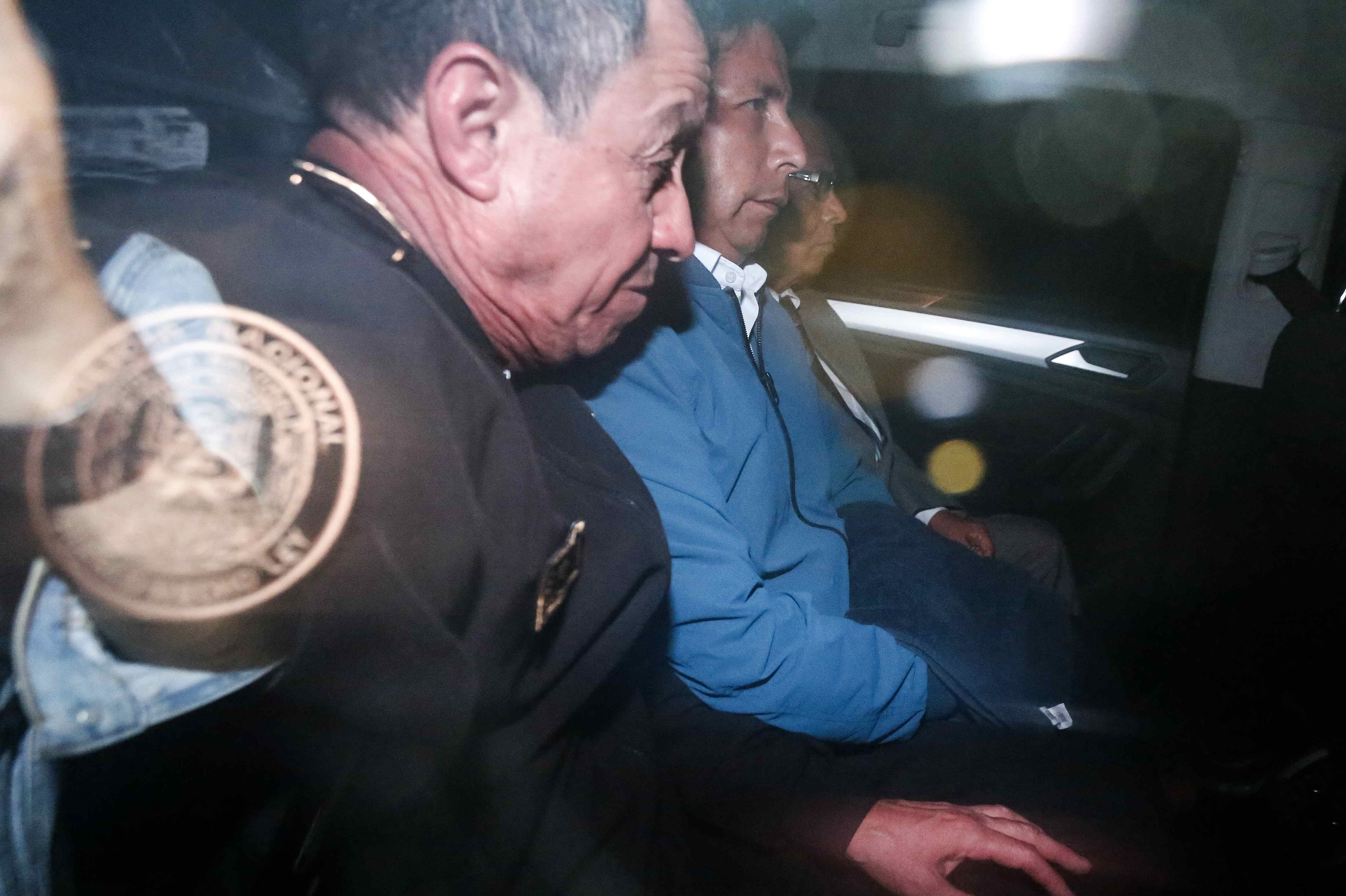 AME8794. LIMA (PERÚ), 07/12/2022.- El destituido presidente de Perú Pedro Castillo sale detenido en un vehículo policial de la Prefectura de Lima hoy, en Lima (Perú). El destituido presidente de Perú Pedro Castillo fue detenido este miércoles y se encuentra en la sede de la prefectura de la Policía de Lima, poco después de ser destituido por el Congreso y de ser mayoritariamente acusado de haber intentado perpetrar un golpe de Estado. EFE/ Renato Pajuelo