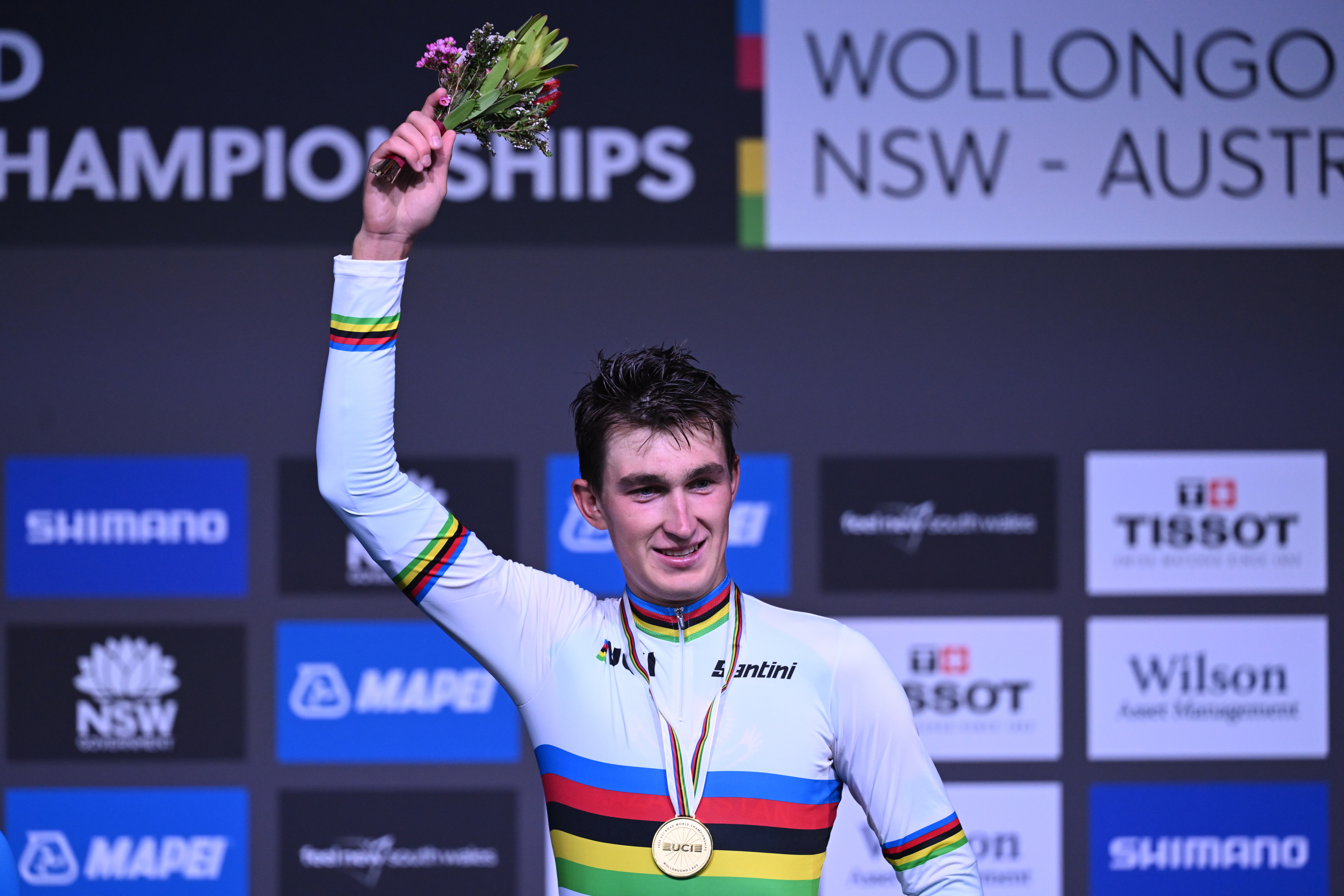 Wollongong (Australia), 23/09/2022.- Yevgeniy Fedorov of Kazakhstan celebrates on the podium after winning the gold medal in the Men's Under 23 Road Race during the 2022 UCI Road World Championships in Wollongong, Australia, 23 September 2022. (Ciclismo, Kazajstán) EFE/EPA/DEAN LEWINS AUSTRALIA AND NEW ZEALAND OUT