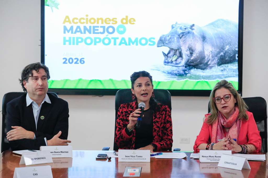AME3089. BOGOTÁ (COLOMBIA), 13/04/2026.- La ministra de Ambiente y Desarrollo Sostenible de Colombia, Irene Vélez (c), habla junto al director encargado del Instituto Humboldt, Hernando García (i) y la directora de Bosques, Biodiversidad y Servicios Ecosistémicos, Natalia Ramírez (d), en una rueda de prensa este lunes, en Bogotá (Colombia). El Gobierno de Colombia anunció un plan de manejo de hipopótamos, que incluye la eutanasia, a por lo menos 80 ejemplares durante el segundo semestre de este año, debido a la reproducción descontrolada de esta especie exótica invasora que fue introducida hace más de tres décadas por el narcotraficante Pablo Escobar. EFE/ Carlos Ortega
