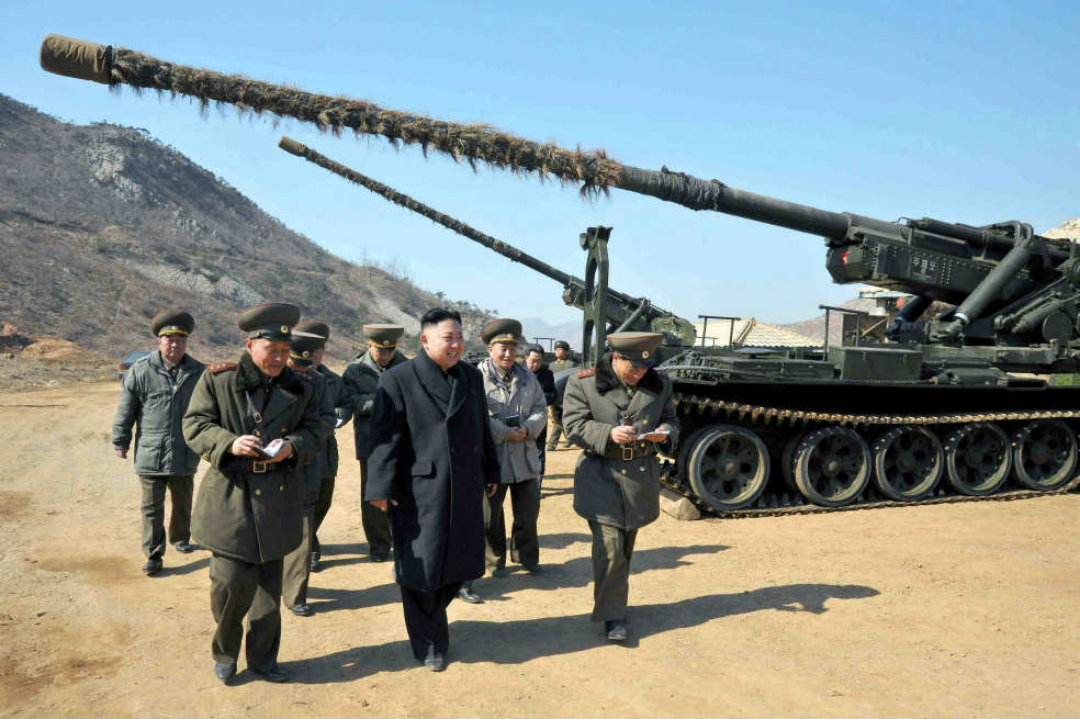 El líder norcoreano, Kim Jong-un, inspecciona un cañón de largo alcance en Pyongyang. / AFP