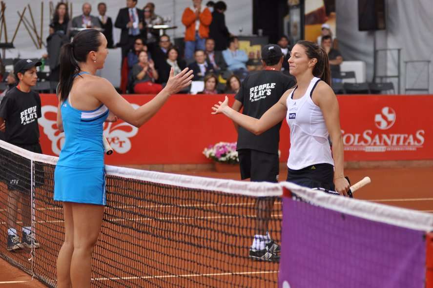 Jankovic y Duque se saludan al término del partido que ganó la serbia.