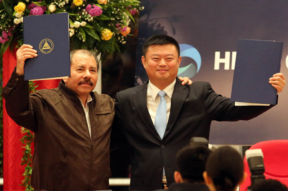 El presidente nicaragüense, Daniel Ortega, junto al empresario chino Wang Jing, durante la presentación del proyecto en Managua. / AFP