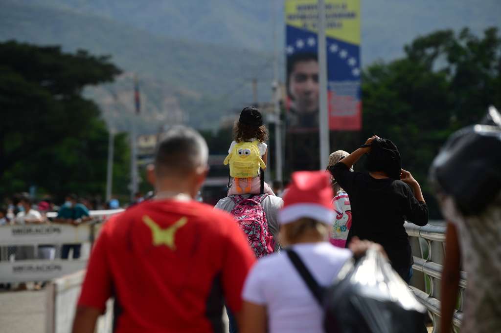 Migrantes cruzan en el Puente Internacional Simón Bolívar, punto fronterizo entre Colombia y Venezuela.