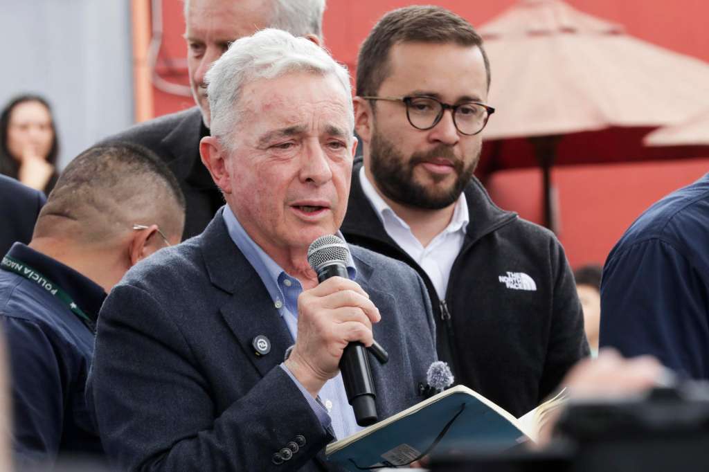 AME3039. BOGOTÁ (COLOMBIA), 23/08/2025.- El expresidente de Colombia Álvaro Uribe habla frente a simpatizantes durante un evento este sábado, en Bogotá (Colombia). Uribe rindió homenaje al precandidato presidencial de su partido Miguel Uribe Turbay, en el lugar del occidente de Bogotá donde ocurrió el atentado que le costó la vida, con un llamado a la seguridad y libertad en el país. EFE/ Carlos Ortega