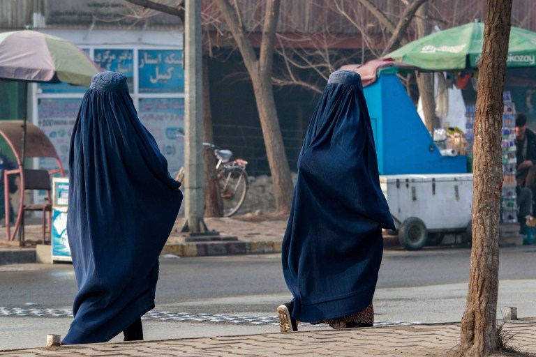Los talibanes les exigen a las afganas el uso del burka en público