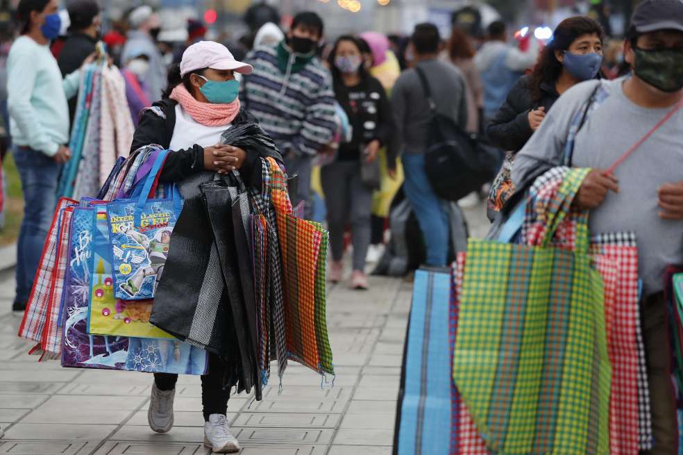 Vendedores ambulantes trabajan en una vía pública de Lima (Perú).