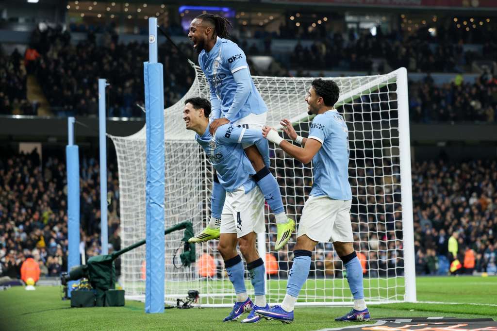 MANCHESTER (United Kingdom), 04/02/2026.- Tijjani Reijnders of Manchester City (L) celebrates with teammates with Antoine Semenyo (C) and Omar Marmoush (R) after scoring the 3-0 goal during the English EFL Cup semi-final second leg soccer match between Manchester City and Newcastle United, in Manchester, Britain, 04 February 2026. (Reino Unido) EFE/EPA/ADAM VAUGHAN EDITORIAL USE ONLY. No use with unauthorized audio, video, data, fixture lists, club/league logos, 'live' services or NFTs. Online in-match use limited to 120 images, no video emulation. No use in betting, games or single club/league/player publications.