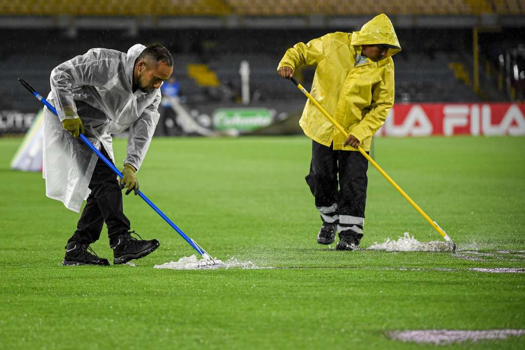 La lluvia fue otro de los principales protagonistas del encuentro entre Santa Fe y Nacional en El Campín.