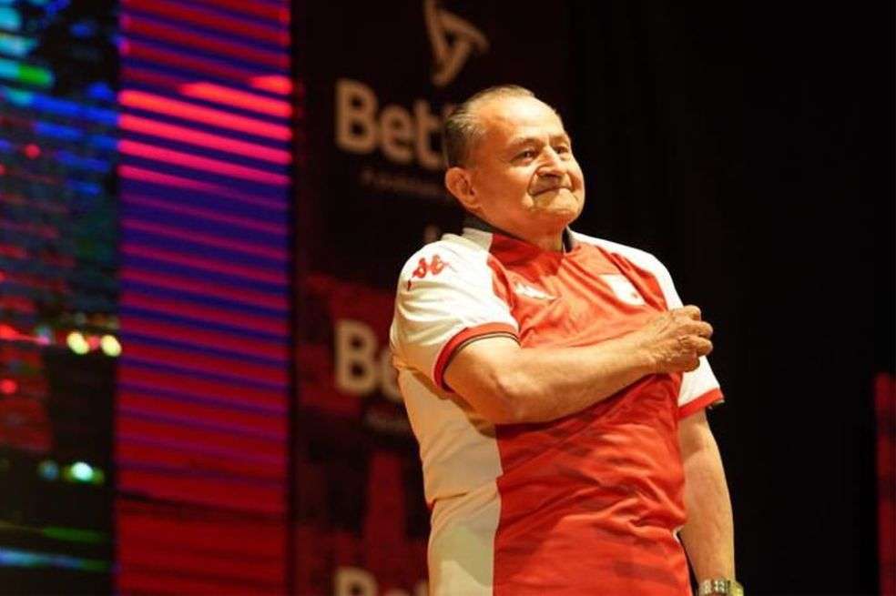 Alfonso Cañón con la nueva indumentaria de Independiente Santa Fe.