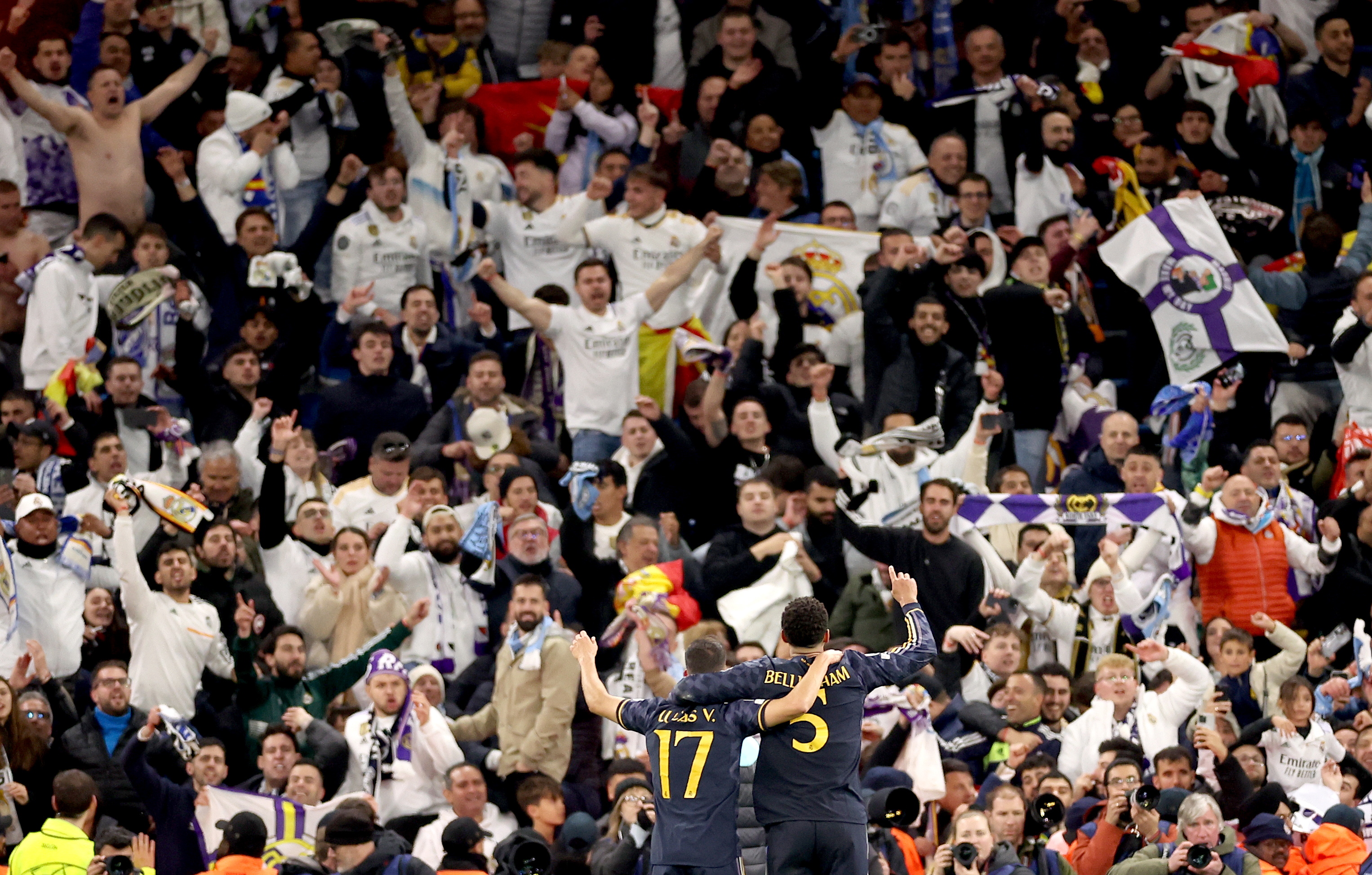 Manchester (United Kingdom), 17/04/2024.- Jude Bellingham (R) and Lucas Vazquez of Real Madrid celebrate with fans after the team won the penalty shoot-out of the UEFA Champions League quarter final, 2nd leg match between Manchester City and Real Madrid in Manchester, Britain, 17 April 2024. (Liga de Campeones, Reino Unido) EFE/EPA/ADAM VAUGHAN