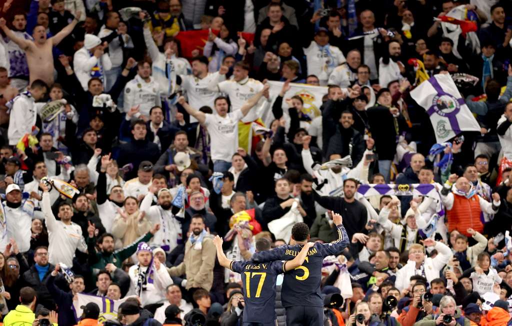 Manchester (United Kingdom), 17/04/2024.- Jude Bellingham (R) and Lucas Vazquez of Real Madrid celebrate with fans after the team won the penalty shoot-out of the UEFA Champions League quarter final, 2nd leg match between Manchester City and Real Madrid in Manchester, Britain, 17 April 2024. (Liga de Campeones, Reino Unido) EFE/EPA/ADAM VAUGHAN